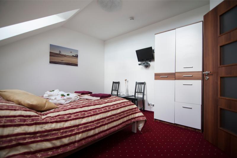 hotel_a_restaurace_krusnohorsky_dvur_-_pokoj_3_loznice.jpg